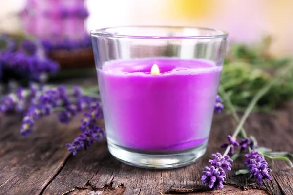 Candele con fiori di lavanda sul tavolo da vicino — Foto Stock