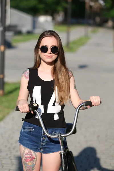 자전거, 야외에서 아름 다운 소녀 — 스톡 사진