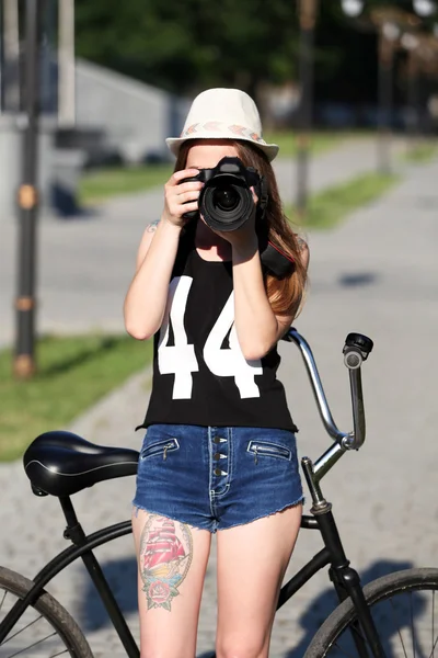 Bisiklet, açık havada güzel kızla — Stok fotoğraf
