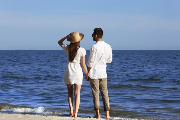 若いカップルのビーチで手を繋いで — ストック写真