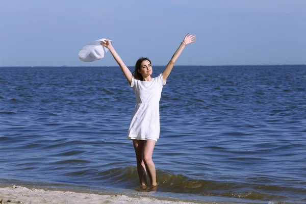 Pretty woman on beach — Stock Photo, Image