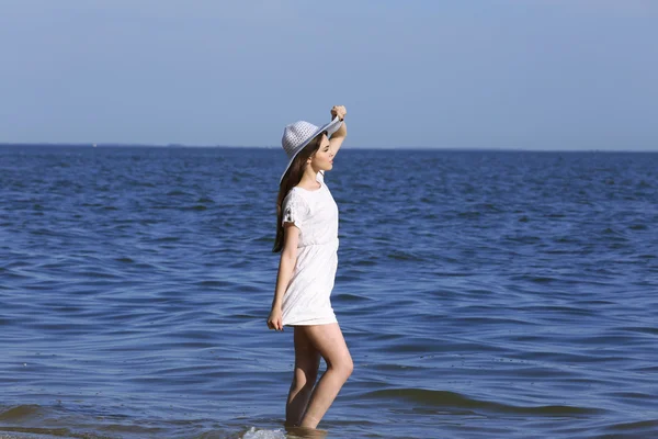 Pretty woman on beach — Stock Photo, Image