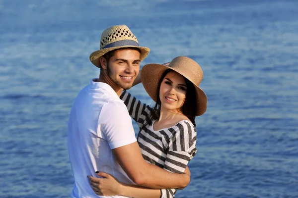 Vackra unga par på stranden — Stockfoto