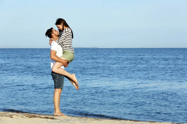 Beau jeune couple sur la plage — Photo