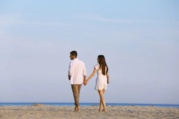 Jovem casal andando na praia — Fotografia de Stock