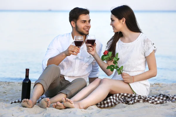 Data romântica de jovem casal na praia — Fotografia de Stock