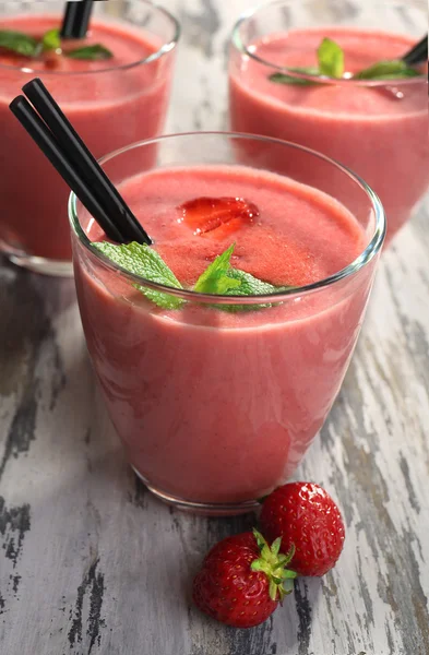 Gläser Milchshake mit Erdbeeren — Stockfoto