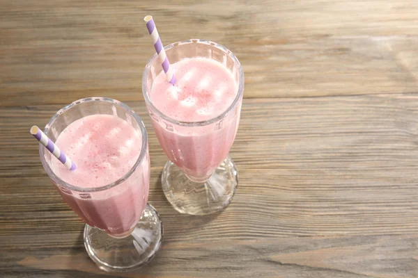 Copos de milkshake com morangos — Fotografia de Stock