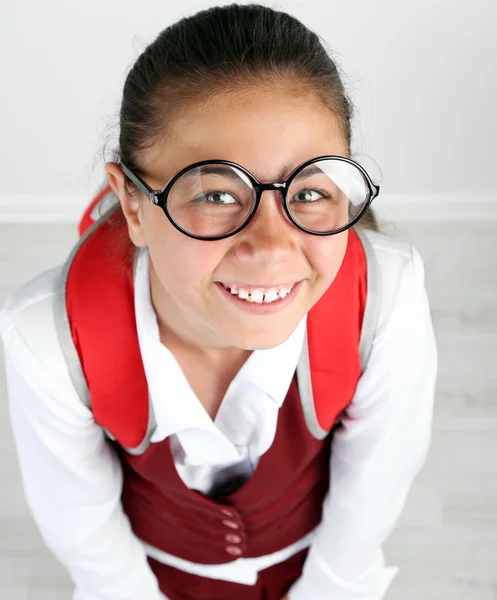Mooie kleine grappige schoolmeisje — Stockfoto