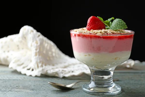 Dessert mit frischen Erdbeeren — Stockfoto