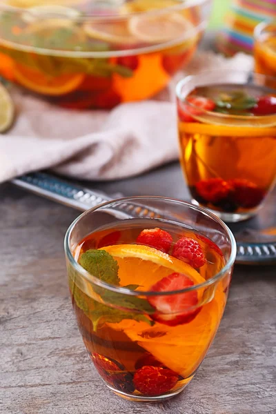 Punch frutado em vidro na bandeja de metal, close-up — Fotografia de Stock