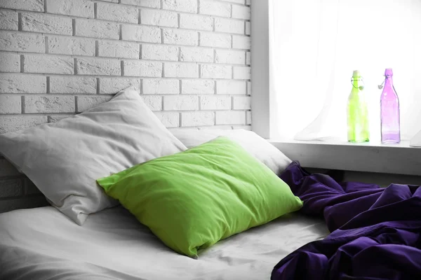 Подушка и фиолетовое одеяло в спальне — стоковое фото