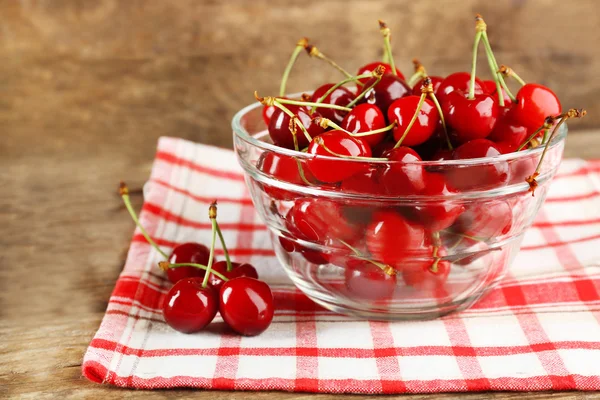 Cerises fraîches dans un bol avec serviette — Photo