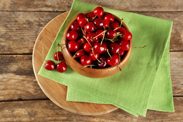 Fresh cherries in bowl with napkin — 图库照片