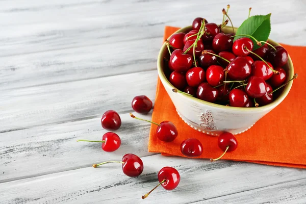 Fresh cherries in bowl with napkin — Stock Photo, Image