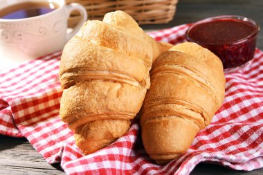 Tablo yakın çekim üzerinde lezzetli ay çöreği