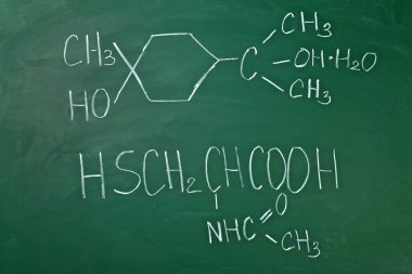 molekül modelleri ve tahta arka plan sayfasındaki formülleri