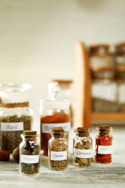 Baharatlar cam şişelerde ürün yelpazesine