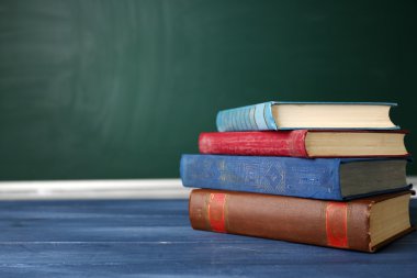 kitap üstünde okul sırası, tahta zemin üzerine yığını