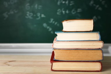 kitap üstünde okul sırası, tahta zemin üzerine yığını