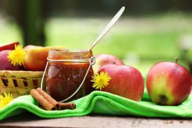 elma reçel kavanoz içinde