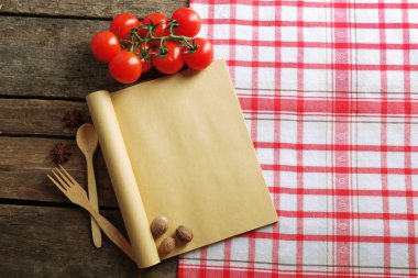 tarif kitabı, sebze ve baharat ahşap arka plan üzerine açık