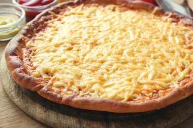 lezzetli peynir pizza tablo üzerinde kapat