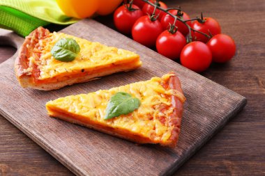 fesleğen ve sebze masada lezzetli peynir pizza dilimlerini yakın çekim