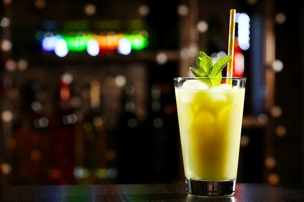 Copo de coquetel no bar em fundo embaçado brilhante — Fotografia de Stock