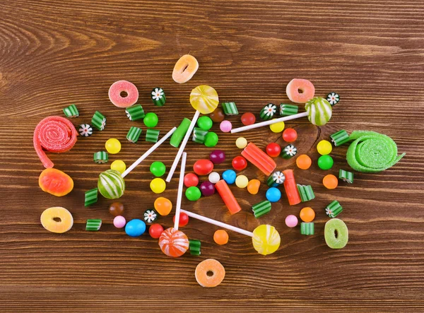 木制背景的彩色糖果 — 图库照片