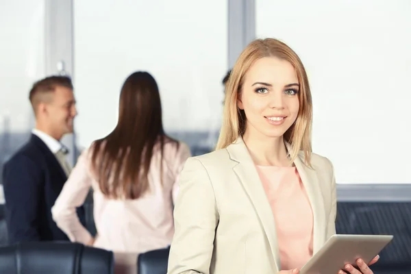 Affärskvinna i konferensrum — Stockfoto