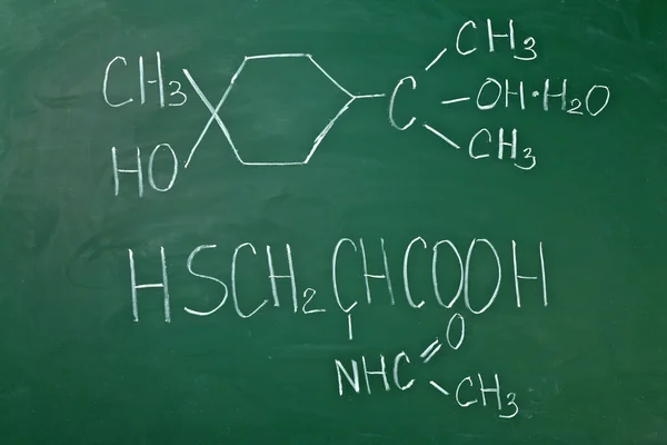 Молекулярні моделі та формули на фоні дошки — стокове фото