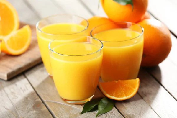 Orangensaft auf dem Tisch — Stockfoto