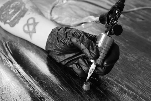 Tatuerare i arbetet på nära håll — Stockfoto