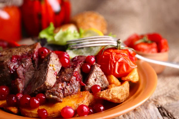Välsmakande stekt kött med tranbärssås — Stockfoto