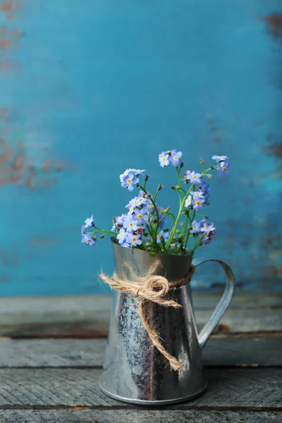 Sammansättning med forget-me-nots blommor på trä bakgrund — Stockfoto