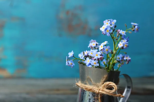 Ahşap arka plan üzerinde korun çiçek ile kompozisyon — Stok fotoğraf