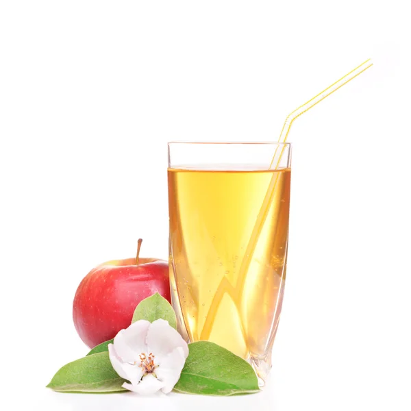 Glas appelsap en appels, geïsoleerd op wit — Stockfoto