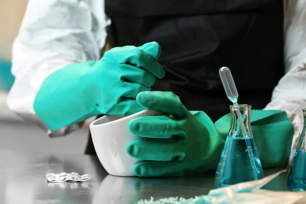 Químico trabalhando em laboratório de drogas — Fotografia de Stock