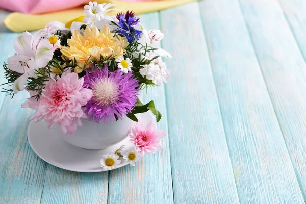 Bellissimo bouquet luminoso in vaso su sfondo di legno — Foto Stock