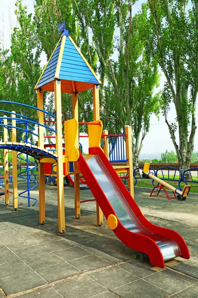 Kleurrijke speeltuin in openbaar park — Stockfoto