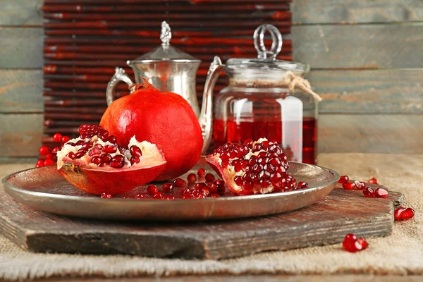 Pomegranate seeds and juice — Stock Photo, Image