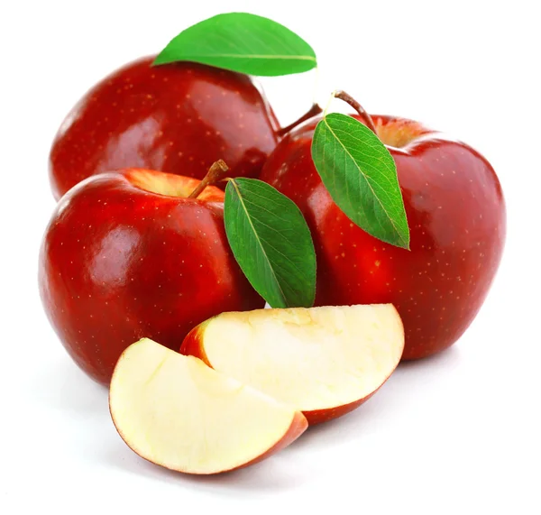 Manzanas rojas con hojas y rodajas aisladas en blanco — Foto de Stock