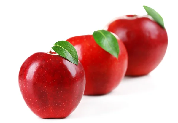 Pommes rouges avec feuilles isolées sur blanc — Photo