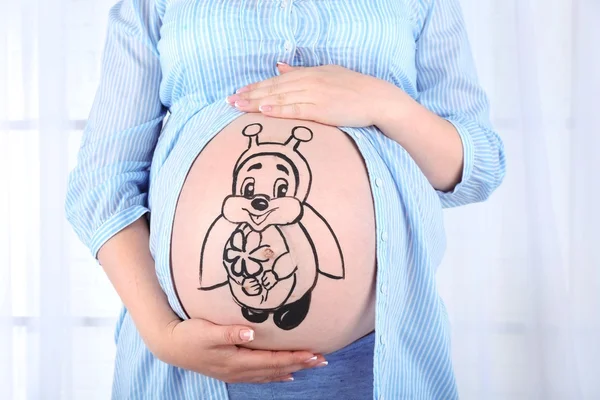 Arte corporal en el vientre de la mujer embarazada sobre fondo claro —  Fotos de Stock
