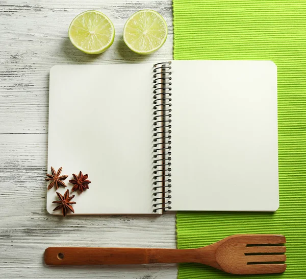 Livro de receitas aberto, guardanapo no fundo de madeira — Fotografia de Stock