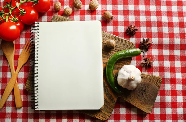 Rezeptbuch auf Tischdecken-Hintergrund öffnen — Stockfoto