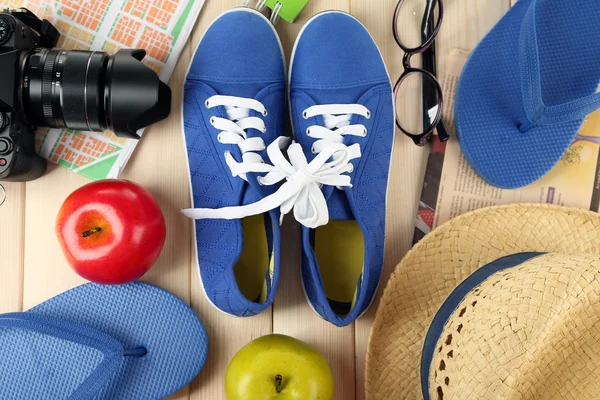 Gumshoes femininos com acessórios e sapatos de praia em fundo de madeira — Fotografia de Stock