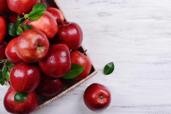 Зрелые красные яблоки — стоковое фото