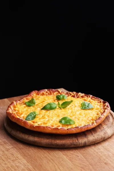 검은색에 바 질으로 맛 있는 치즈 피자 — 스톡 사진